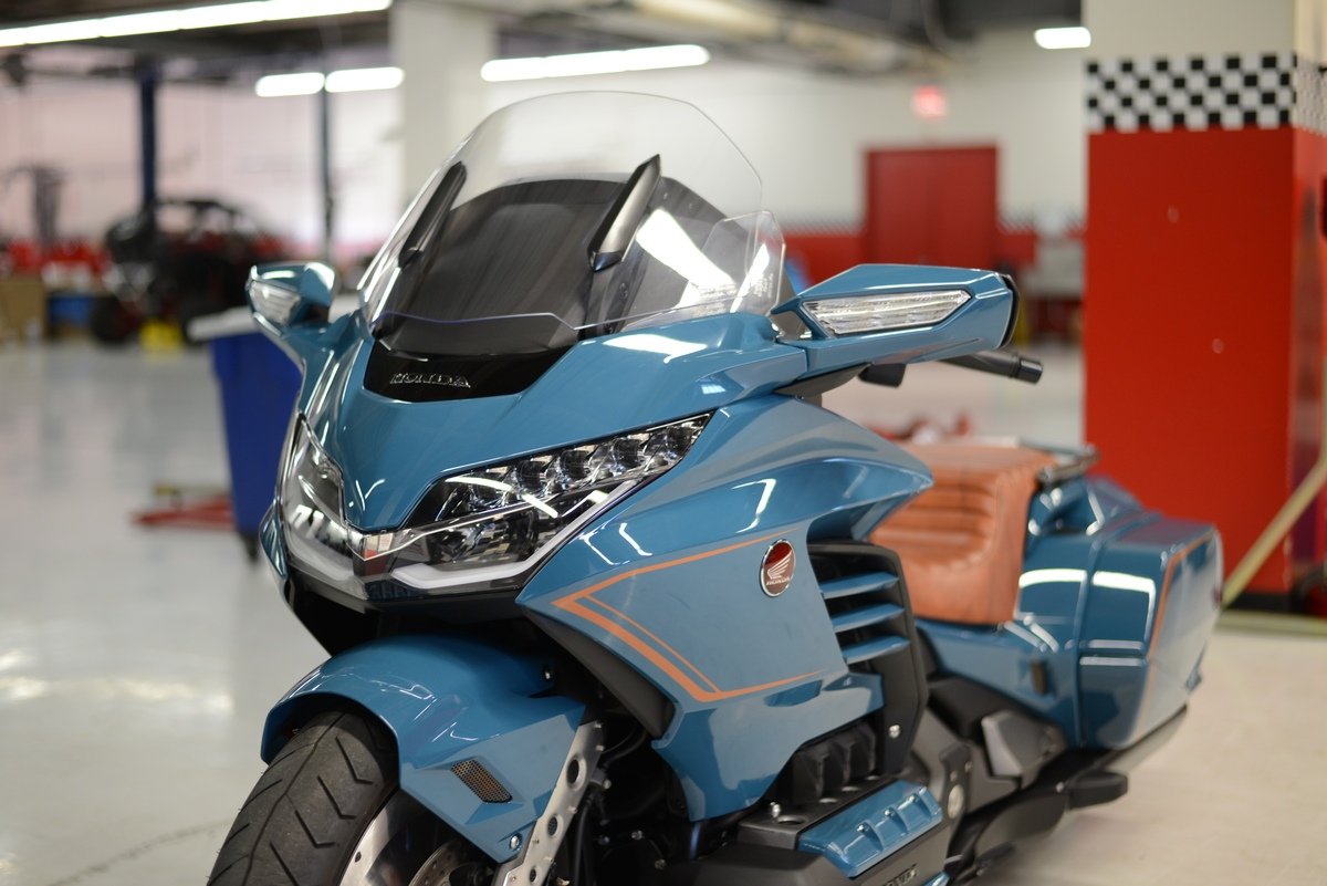 hondamotorussia's tweet photo. Чем ближе к Дайтоне, тем ниже Голдвинги! Как вам шоу-стоппер в стиле dragster на базе GL1800? Создатели: дизайнер Френсис Клеман и босс студии Steady Garage Кевин Данн.
#Honda #HondaMotoRussia #GoldWing #CoolWing #GL1800 #кастом #custom #мото #мотоцикл
https://t.co/l87K1xLdik https://t.co/IcX7jioDff