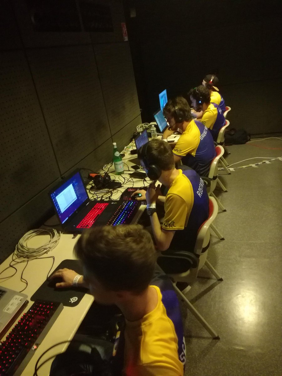 eSphereTV's tweet photo. 🔷 BLV Esports 🔶
Notre équipe #LeagueofLegends est bien arrivée à Valence pour le week-end ! 😉
Les premiers matchs auront lieu dès ce soir.
Donnez tout les gars, bonne chance ! 💪🏼 #eSphere https://t.co/Y9kQzGcIsG