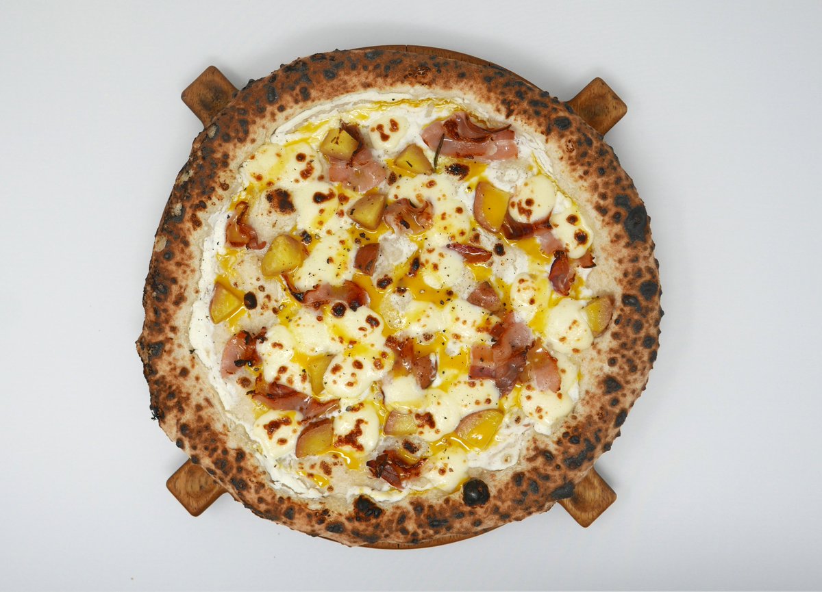 Mozzarella, smoked pancetta, Copper Maran egg yolk, black pepper, confit Jersey Royal...potatoes on pizza = winner! #haicenato #novavictoria #thesocialcompany