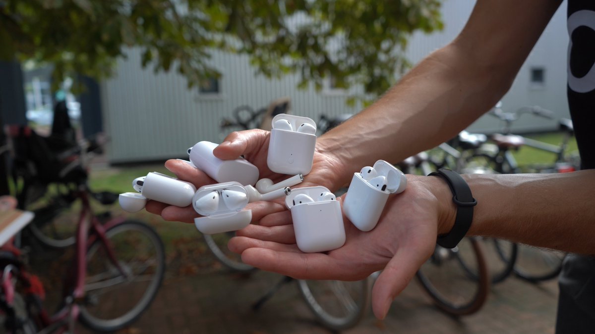 Bright's tweet photo. We testten zes nep-#Airpods, met prijzen tussen de 10 en 60 euro. Voor een prikkie een AirPods-achtige ervaring? Of loont het om door te sparen voor het echte werk? https://t.co/wC6M15qXv5 https://t.co/CYm1hczgla