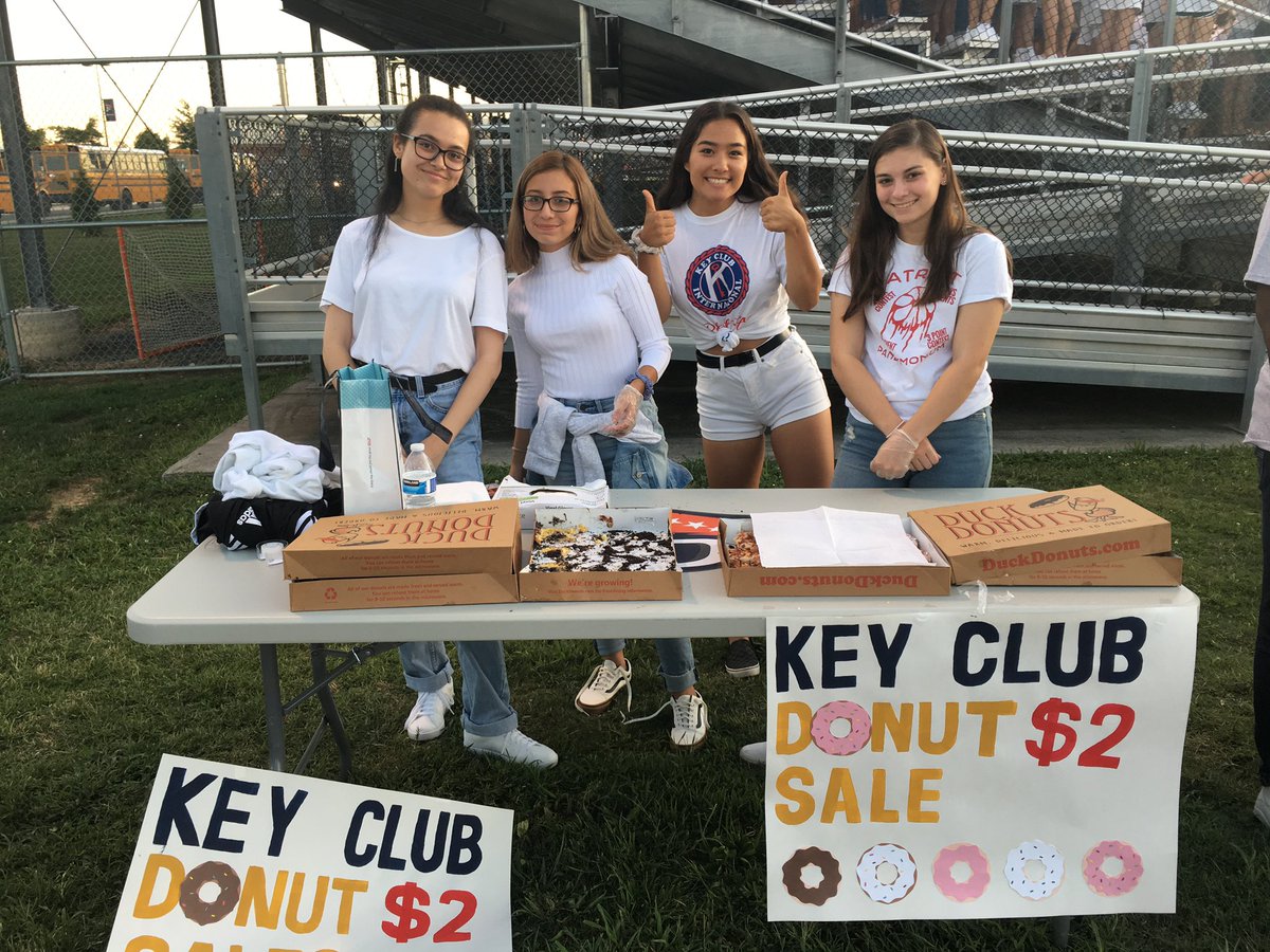 PatriotKeyClub's tweet photo. donut sales at the football game last night were a success!! keep a look out for us at upcoming games:) #gorednation 🔑💞 https://t.co/cat0l6iEAw