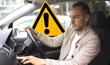 Even though there is no specific law, wearing headphones whilst driving can put yourself and others at risk.
Did you know that in 2016 headphones contributed to 3% of all incidents? The road needs your full attention. #HonestTruthUK #SmallChangesSaveLives