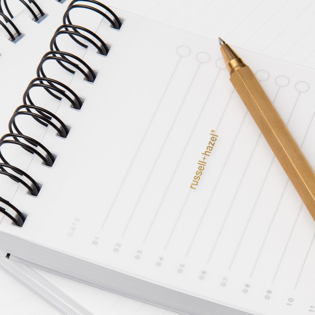 russellandhazel's tweet image. Up close with our new spiral items🖤

#spiral #spirlanotebook #spiralnotepad #augustrefresh #newdesigns #backtoschool #writeitdown #takingnotes #stayorganized #addlifetoyourwork #russellandhazel #RH #inthedetails #customplanningsystem #russellandhazellove #frosted #goldfoil #pen