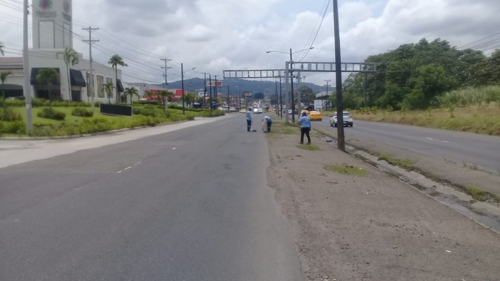 ➡️Personal de la #ATTTColón realiza limpieza en las aceras y calles en el área de Sabanitas para posteriormente iniciar la señalización.🚸🚧

#UnidosLoHacemos✅