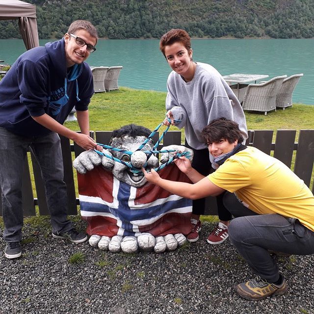 La família Batlle també es suma a la iniciativa del fulard viatger i ens envien aquesta foto des de Noruega!
Esperem veure-us aviat👋🏼
#esplaicel #fulardviatger ift.tt/2MIIJMN