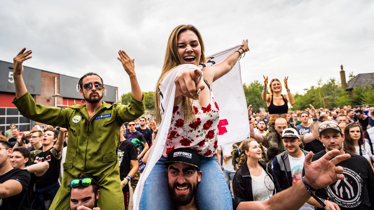Let’s say 'thank you' to all the good party friends who let you get on top of their shoulders and get you the best view ever!  🙌😍