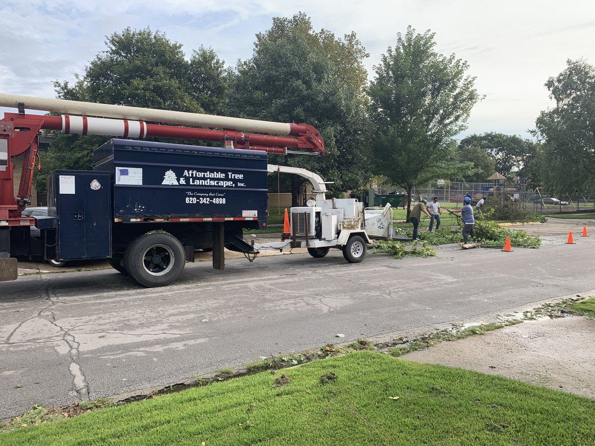 Emporia253's tweet photo. We are always #EmporiaProud of our community when local companies take time out of a (very) busy day to stop and give a lending hand at their families local schools. https://t.co/CidZLWrzLM