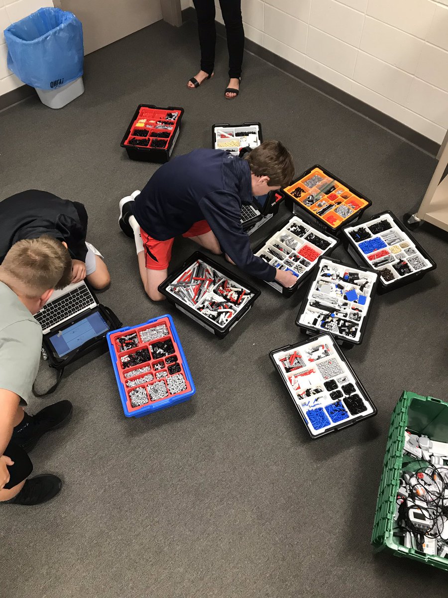 schulzkelli's tweet image. That’s a lot of LEGO pieces...#buildingrobots
