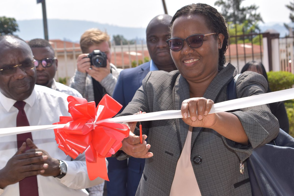 ryaf_agribiz's tweet photo. Happening now: Hon Minister of Agriculture and Animal Resources  Dr Gerardine Mukeshimana opens #Agribusiness incubation center here at Kicukiro 

This center will be used by youth in agriculture in Rwanda to grow their businesses.

Many thanks to @BDF_rw for this initiative. https://t.co/i0GruVgZKe