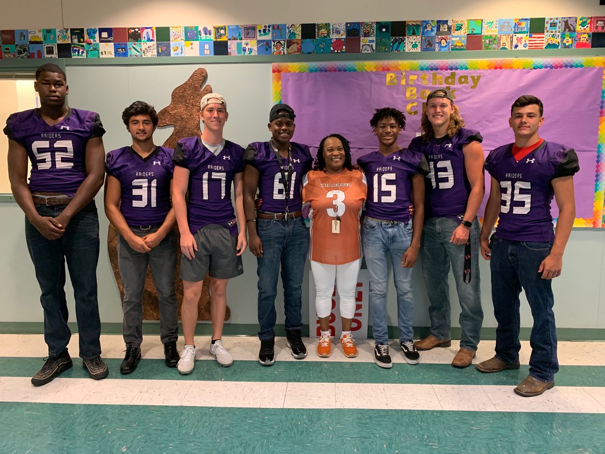 Students at Forest Creek were greeted this morning by members of the Cedar Ridge football team. #Go Raiders. ⁦<a href="/ForestCreekES/">Forest Creek ES</a>⁩