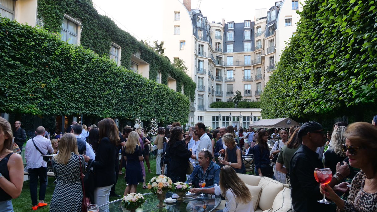 SalomonValerie's tweet photo. Retour sur la soirée du ELLE à l’occasion de la sortie de notre numéro phare Spécial Mode. Plus de 100 pages de tendances &amp; inspirations Mode que nous avons pu découvrir avec nos partenaires hier soir ! #ELLEspecialMode https://t.co/PV7ftbZ45v