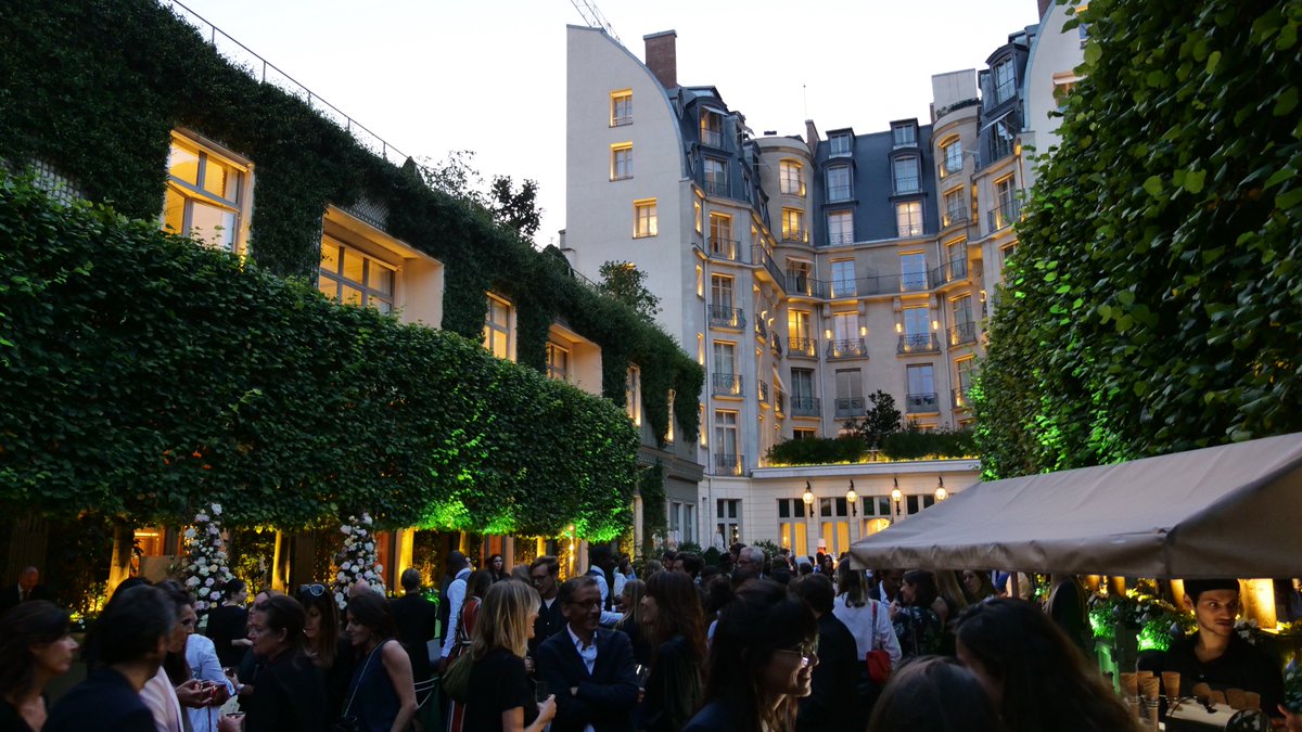 SalomonValerie's tweet photo. Retour sur la soirée du ELLE à l’occasion de la sortie de notre numéro phare Spécial Mode. Plus de 100 pages de tendances &amp; inspirations Mode que nous avons pu découvrir avec nos partenaires hier soir ! #ELLEspecialMode https://t.co/PV7ftbZ45v