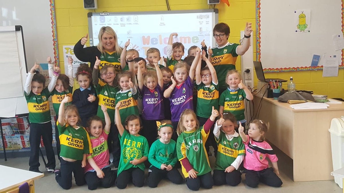 ObnsNs's tweet photo. Pupils and staff in O Brennan NS decked out in Kerry colours! @radiokerry @Kerry_Official #KerryJerseyDay #CiarraiAbu https://t.co/wLqIe8pF5S