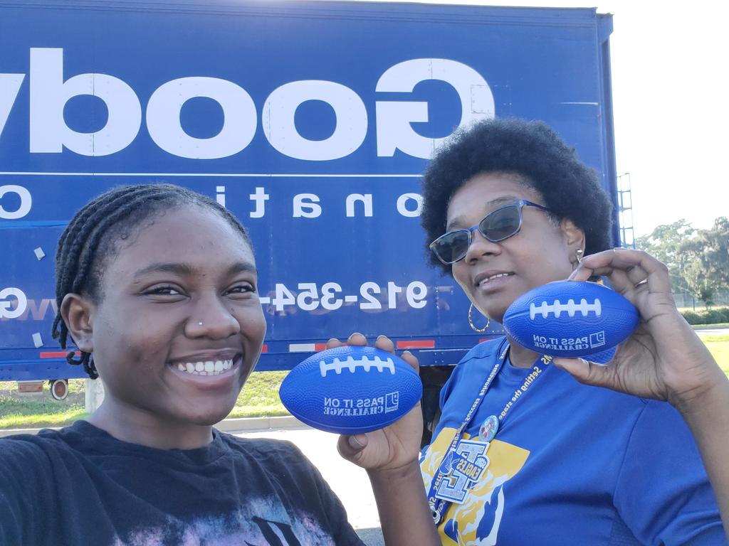 ken_mar7's tweet photo. #passitonchallenge @GoodwillIntl #BITigers🐅 #BIUKnow💙💛 https://t.co/gq5KmJaSHP