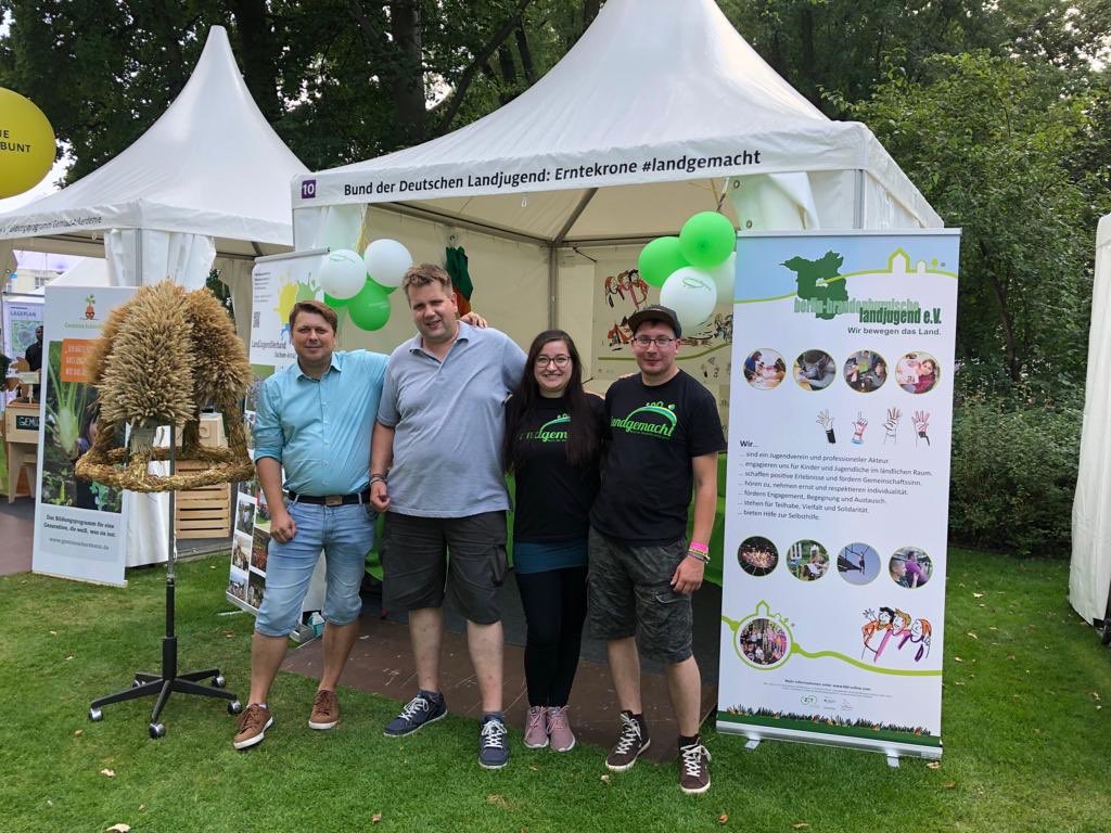 bblonline's tweet photo. Gemeinsam mit dem Landjugenverband Sachsen-Anhalt e.V. und den @BDLandjugend findet ihr uns dieses Wochenende auf dem Bürgerfest des Bundespräsidenten ... Wir freuen uns auf Euch!

#landgemacht #BDL #Landjugend #BBLandjugend https://t.co/NodP58a5jC