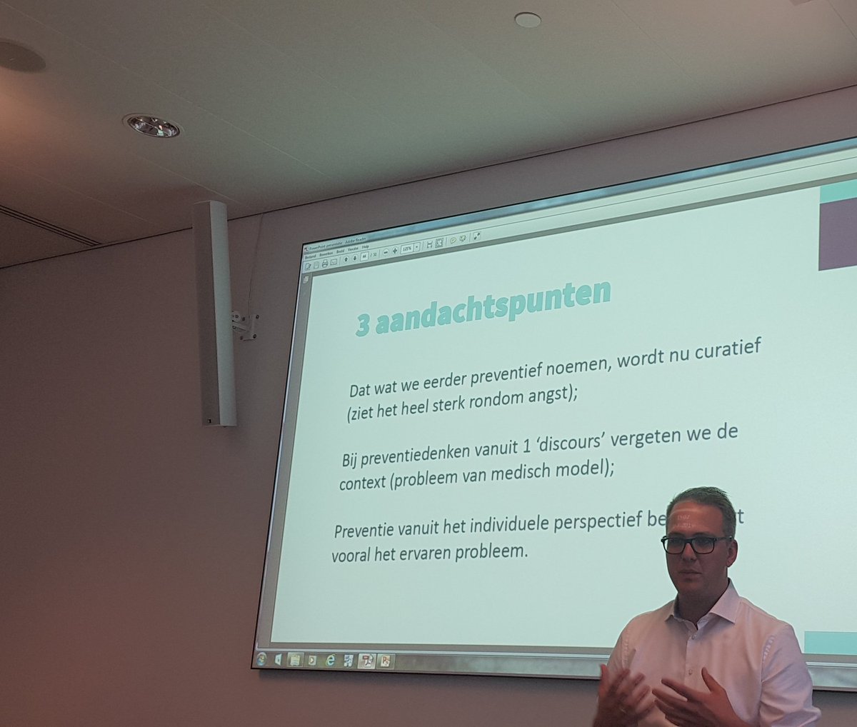 Nocturno_eth's tweet photo. 'Weten we van gekkigheid nog wat normaal is?' Leerzame lezing met een hoog 'spiegel' gehalte van @BertWienen voor collega wethouders Jeugd in #BJ42 van de @VNGemeenten https://t.co/sw9AzgY8SD
