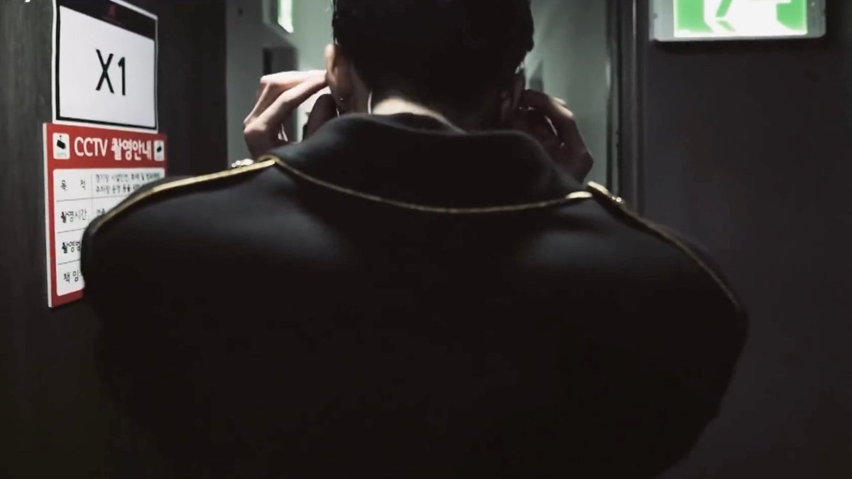 archivehsw's tweet photo. God, can you see that Han Seungwoo's shoulders are very wide. Is he human? Why is the shoulder so beautiful that it is suitable for us to lean on. I think Seungwoo is a romantic and loving type of man and therefore we will always guard our captain #X1 #SEUNGWOO https://t.co/HPlokE9UQX