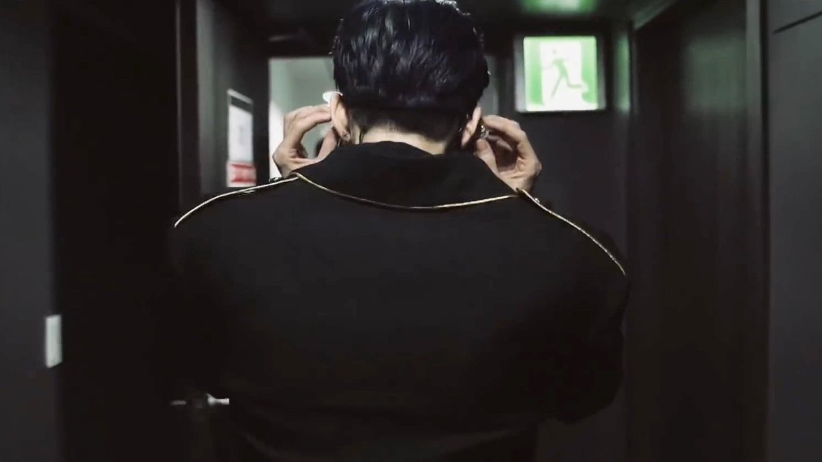 archivehsw's tweet photo. God, can you see that Han Seungwoo's shoulders are very wide. Is he human? Why is the shoulder so beautiful that it is suitable for us to lean on. I think Seungwoo is a romantic and loving type of man and therefore we will always guard our captain #X1 #SEUNGWOO https://t.co/HPlokE9UQX
