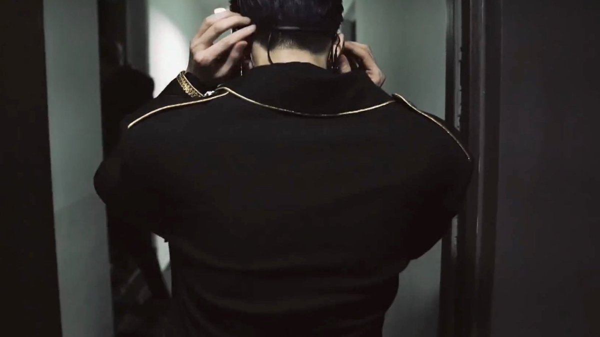 archivehsw's tweet photo. God, can you see that Han Seungwoo's shoulders are very wide. Is he human? Why is the shoulder so beautiful that it is suitable for us to lean on. I think Seungwoo is a romantic and loving type of man and therefore we will always guard our captain #X1 #SEUNGWOO https://t.co/HPlokE9UQX