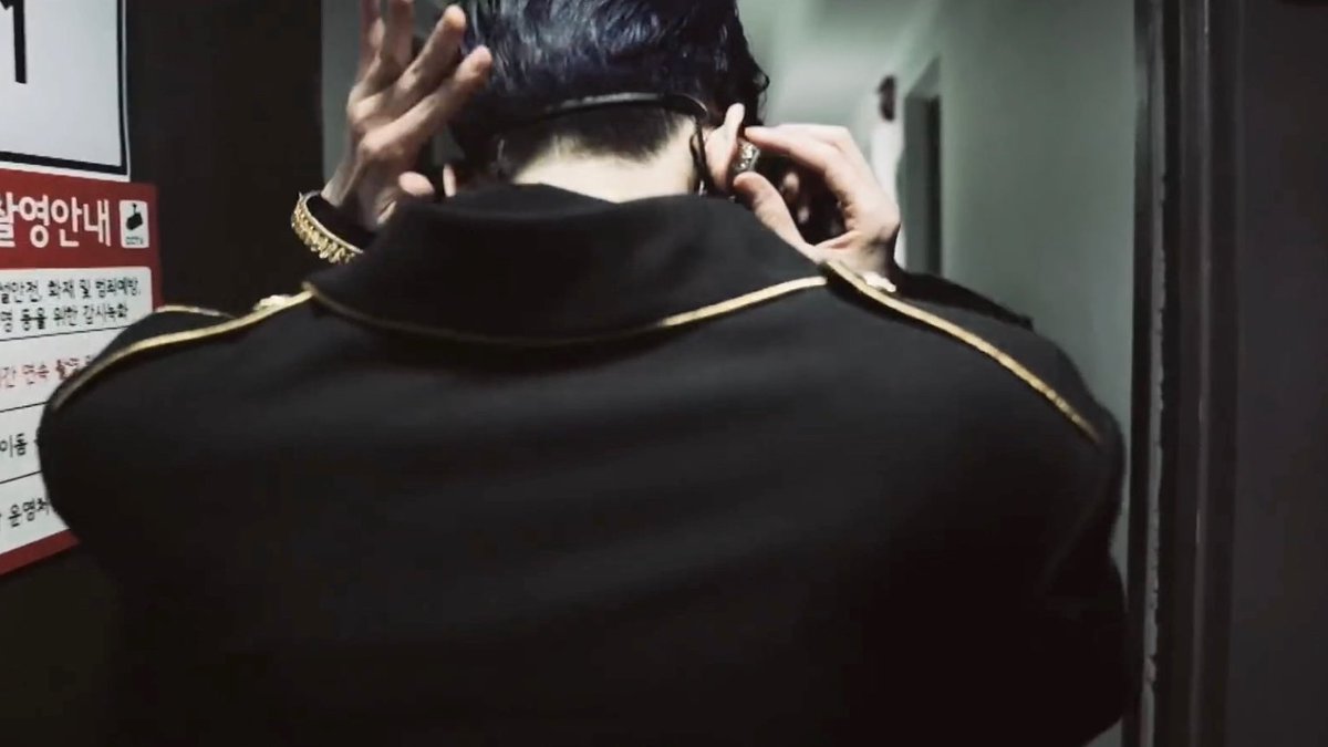 archivehsw's tweet photo. God, can you see that Han Seungwoo's shoulders are very wide. Is he human? Why is the shoulder so beautiful that it is suitable for us to lean on. I think Seungwoo is a romantic and loving type of man and therefore we will always guard our captain #X1 #SEUNGWOO https://t.co/HPlokE9UQX