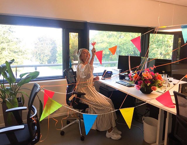 Het liefst vieren we elke dag een feestje bij artra. Maar we worden helemaal blij van verjaardagen want dan is er taart. 😉 Happy birthday Marjolein! 🥳
.
#teamartra #feestbijartra #collega #verjaardag #kantoor