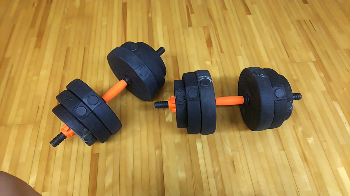 拳骨拓史 やっとダンベルkg 2が届きました 重い 当たり前 kgでのトレーニングは無理と判断し 14kg 2 写真 にしてダンベルカール開始 10 3セットをやった時点で 筋肉が喜びだして 終わった後 スマホをいじろうとしたら手が震えて文字が打