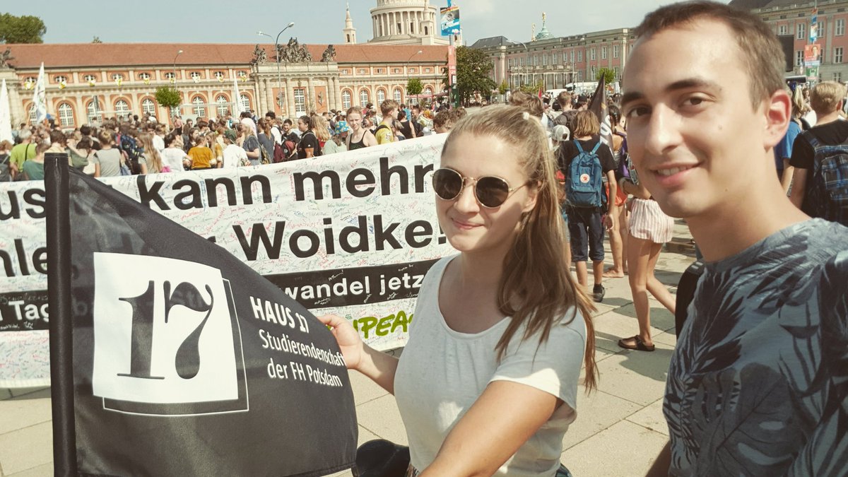 astafhp's tweet photo. Es geht um unsere Zukunft – nächsten Sonntag wählen gehen!
#fridaysforfuture #landtagswahl #astafhp #haus17 https://t.co/7mKkELWVY8