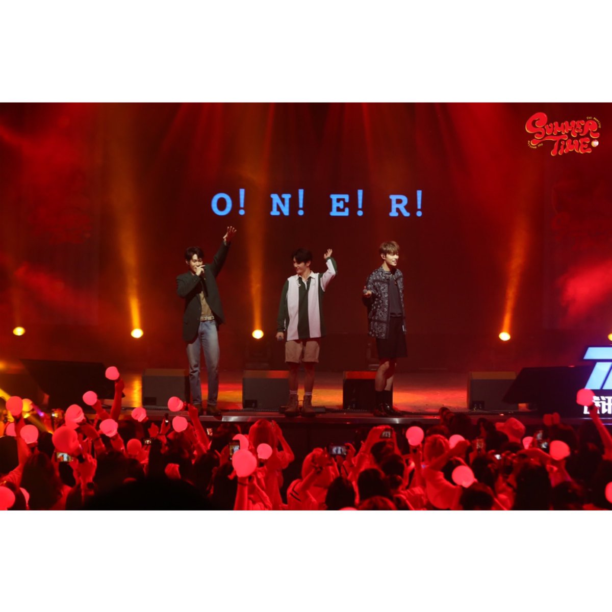 坤音#oner SUMMER TIME FANMEETING 夏日周年派对 完美落幕。一年的相伴，是每一个高举的“不落”小拳拳；三百六十五个日夜的回忆，是每一句合唱都在“感同你我”；今晚不话离别，只道陪伴 ​​​。#岳岳 #木子洋 #灵超