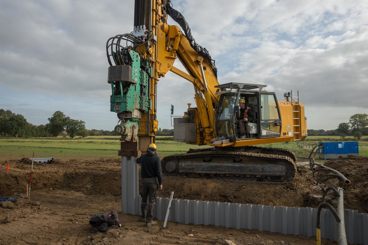 plasticpiling's tweet photo. Great picture set for an installation of MultiLock®plastic piling, installed using a vibrator mounted on a leader rig, using an internal mandrel. We were the original company to produce the internal mandrel concept and so it is nice to see it used around the world. https://t.co/7AZQoIvNTR