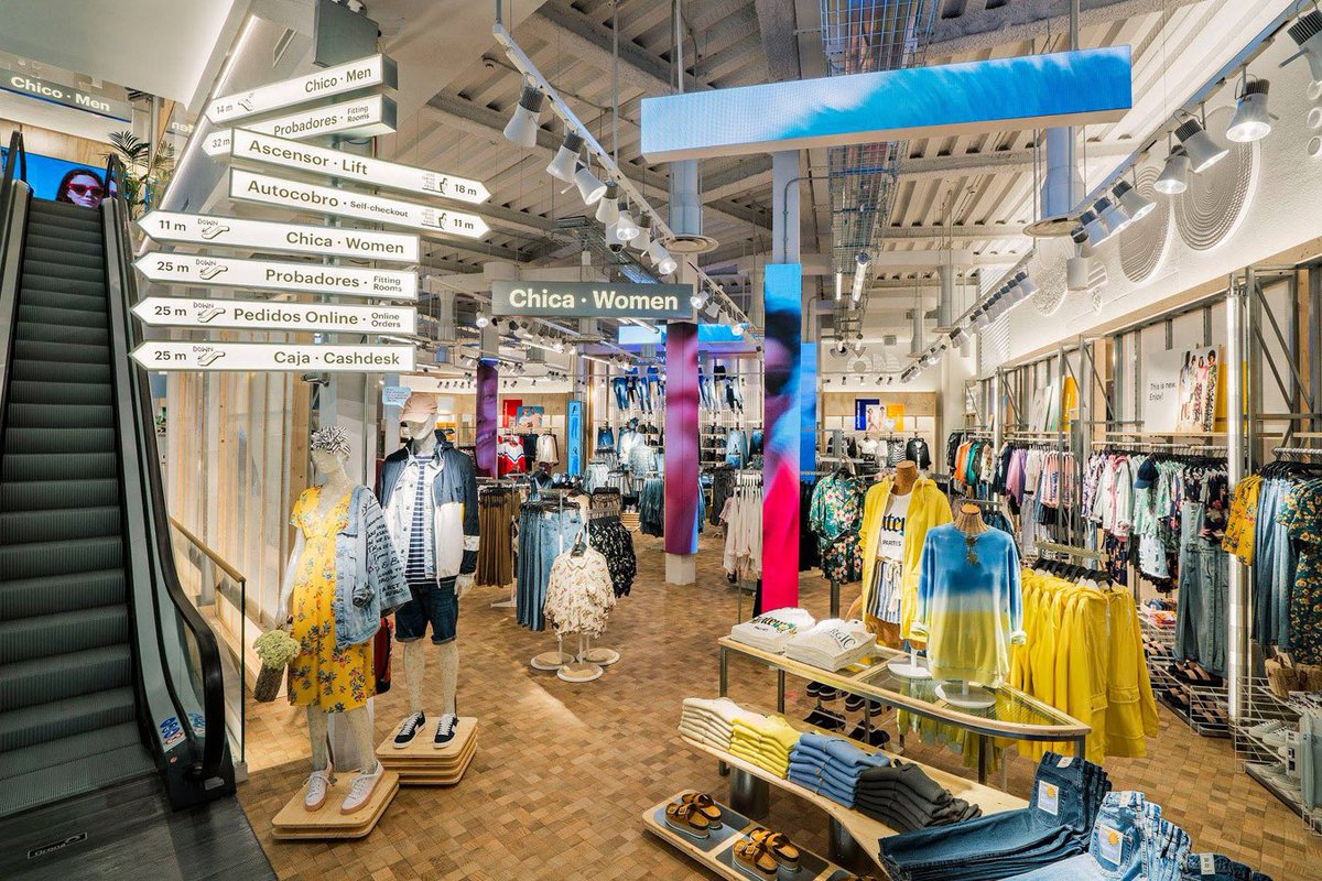 lightandstudio's tweet photo. @pullandbear Una iluminación extraordinaria que nos permite sacar la tienda a la calle, iluminar cada detalle y enfatizar sobre cada prenda. 
Descubre el proyecto completo: https://t.co/uQKZZeYVv1 https://t.co/fuD4gnJXlH
