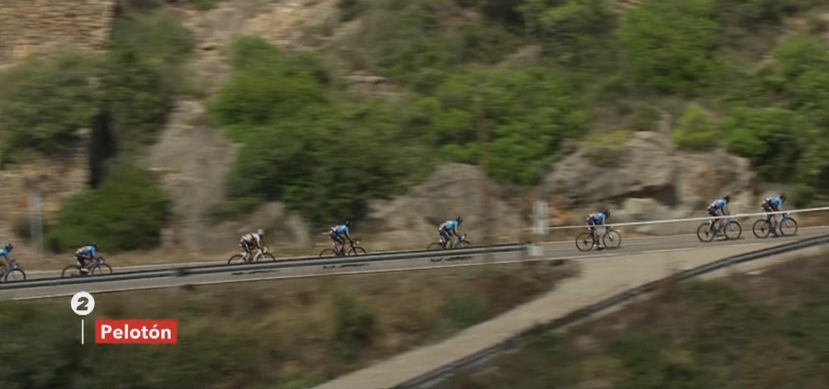🇪🇸 #LaVuelta19: El ritmo de <a href="/Arcas92/">Jorge Arcas</a> es tan fuerte que el pelotón incluso se ha cortado por momentos, también en este sinuoso descenso de Alcudia de Veo. La diferencia ya ha caído más de un minuto: 3'35" a 57 km de la cima del Mas de la Costa. Los ocho 'azules', en fila 👇