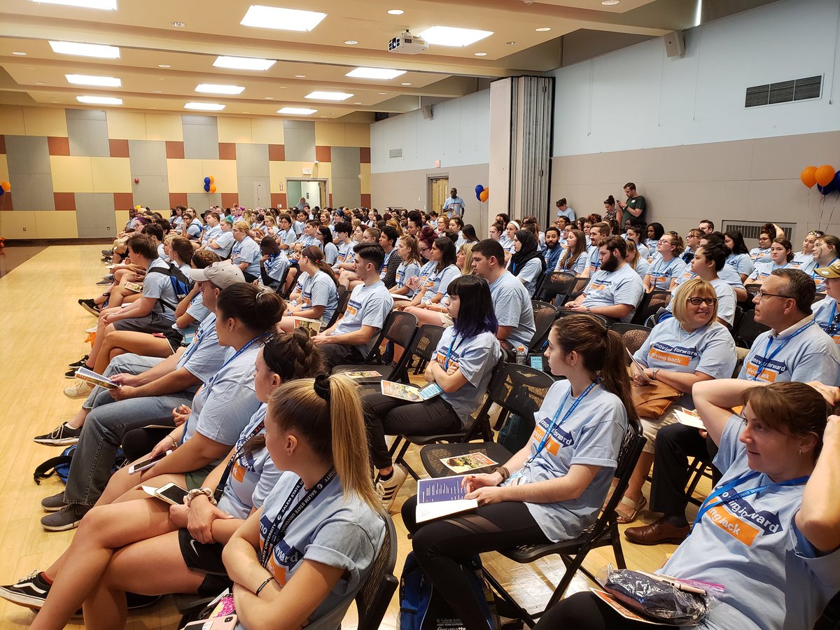 KimDriscollMA's tweet photo. Big thanks to the 275+ @SalemState students+staff giving up their day to support 28 community organizations throughout @CityofSalemMA + the region. Love your energy and enthusiasm for giving back. #SSUService https://t.co/iFkDkBq2oi