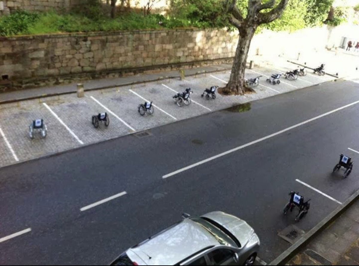 alejandrorg98_'s tweet photo. Brillante protesta en Lisboa. Sillas de ruedas aparcadas con notas sobre ellas "vuelvo enseguida”. #Discapacidad, #Inclusión https://t.co/UFHOdNY7MZ