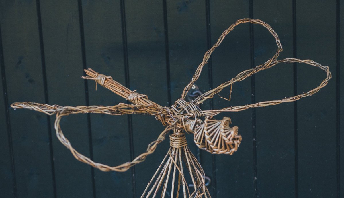 Workshop: Weave a striking willow dragonfly to grace your garden. Willow sculptor Juliette Hamilton <a href="/willowjue/">Juliette Hamilton</a> will teach you several sculptural techniques, to ensure you master the basics of this rewarding #craft. 
 
10 places available: 
manchesterfolkfestival.org.uk/willow-weaving…
#McrFolk19