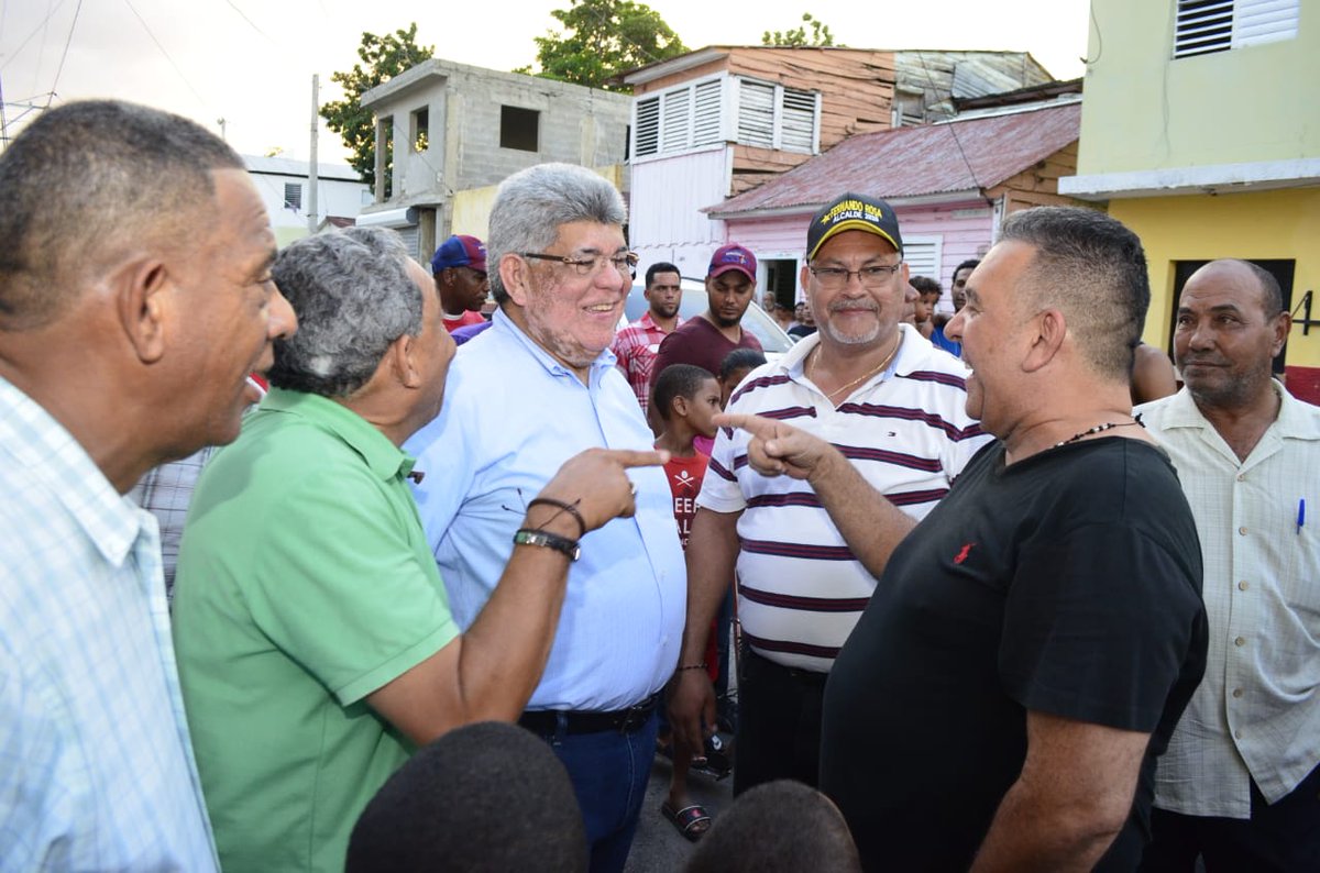 PrensaFernandoR's tweet photo. El propietario del emblemático negocio de comida "Chimi José" en Bella Vista le manifiesta recibe con alegría a @FernandoRosaRD y manifiesta apoyo para #TransformarSantiago https://t.co/QcweWpBcg2