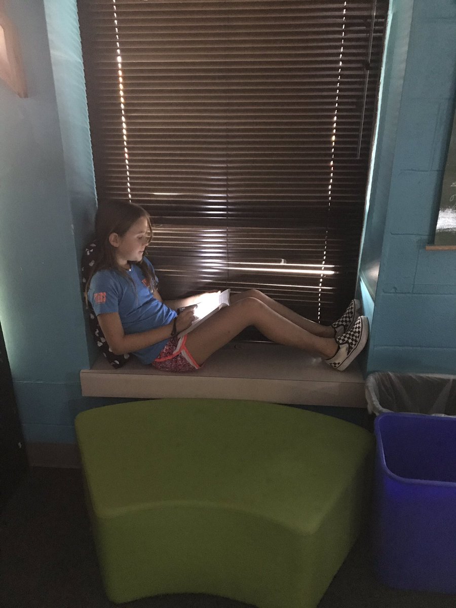 pinkssymank's tweet photo. TGIF!!! It’s Flashlight Friday!!! Reading books in the dark..... https://t.co/b0Jh44OHmX