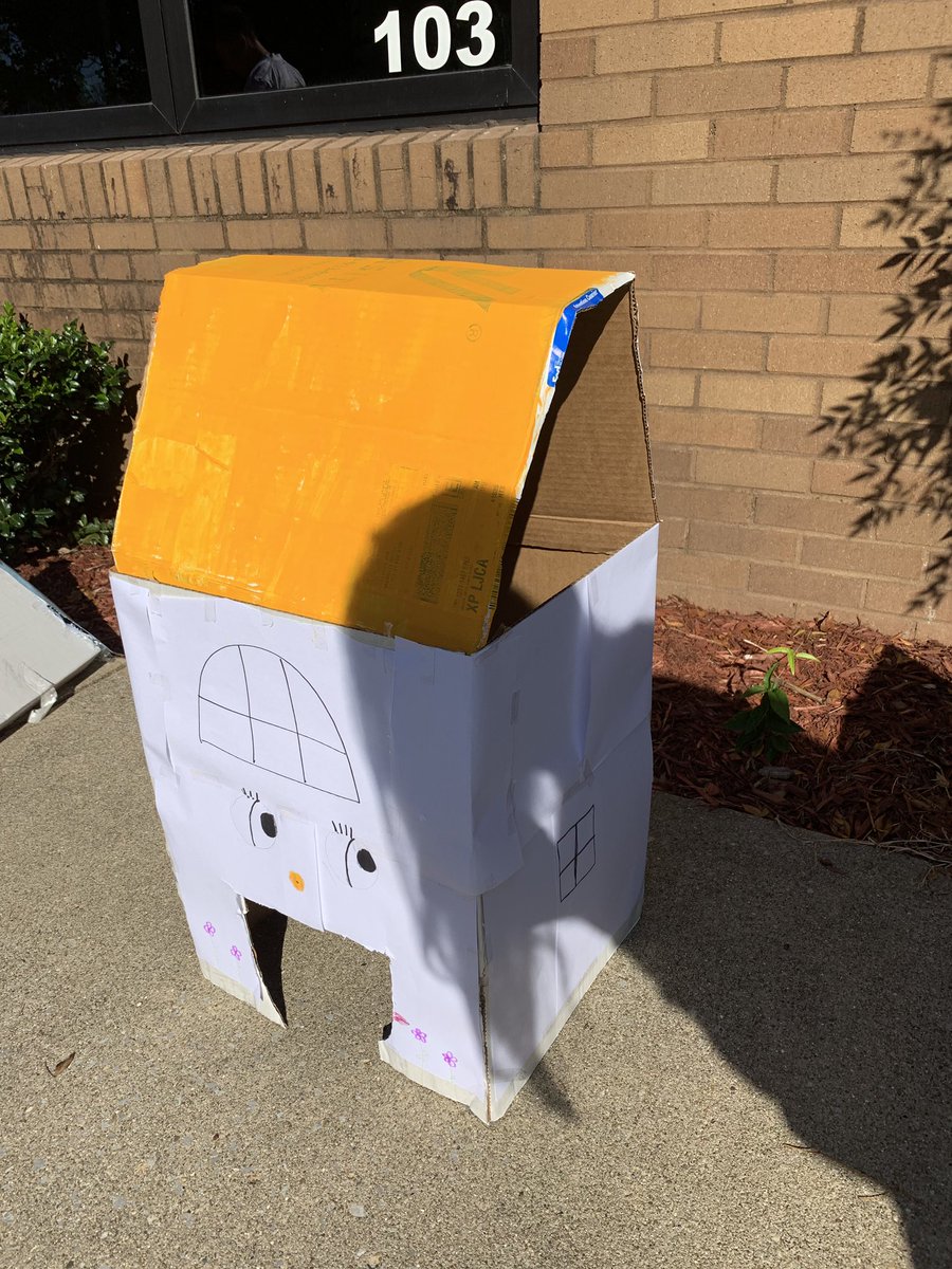 emscott05's tweet image. Vote for you favorite “cool” dog house by liking and retweeting. Introducing the Puppy Palace. They added vents to the roof so hot air could escape. They also made a tall ceiling for heat to rise #STEAM #PanthersInnovate #structualengineers @PikevilleHigh