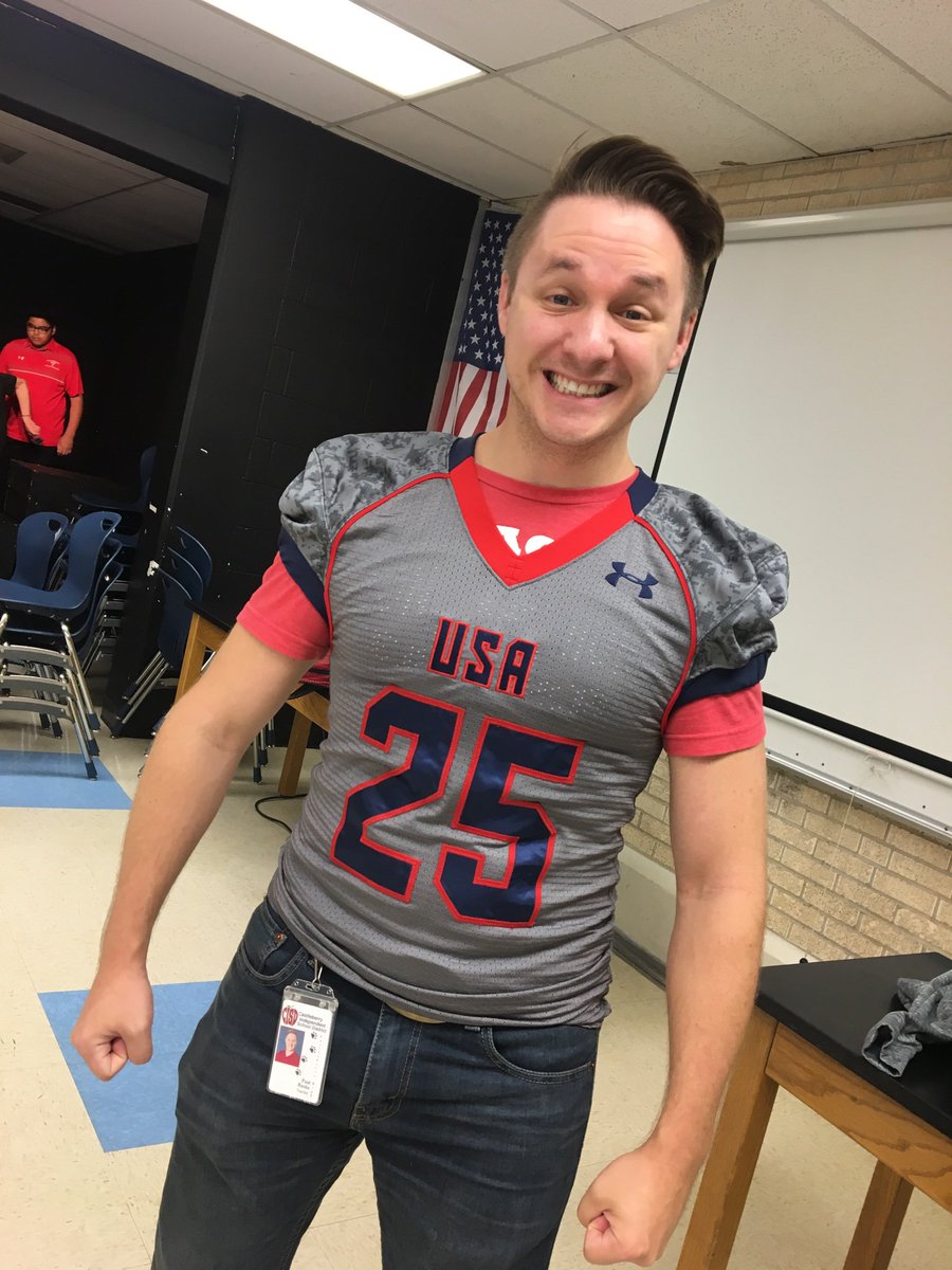 Mr_Raska's tweet photo. First Friday Night Lights!!!!!!! Ready to watch @betocastaneda24 take it to then tonight! #ThatsMyKid #chs_lions #castleberryisd #FridayNightLights #BleacherTeachers #WhereIsMy https://t.co/H1NeAGtbZa