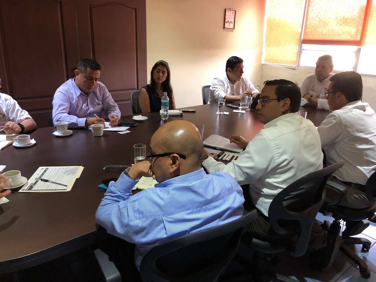 SDEHonduras's tweet photo. Ministro de Desarrollo Económico Arnaldo Castillo se reúne con representantes de Crédito Solidario y representantes del rubro cafetalero. Esto en seguimiento al proyecto de secadoras solares de café impulsado por el presidente Juan Orlando Hernández. https://t.co/M69S8I39Nd