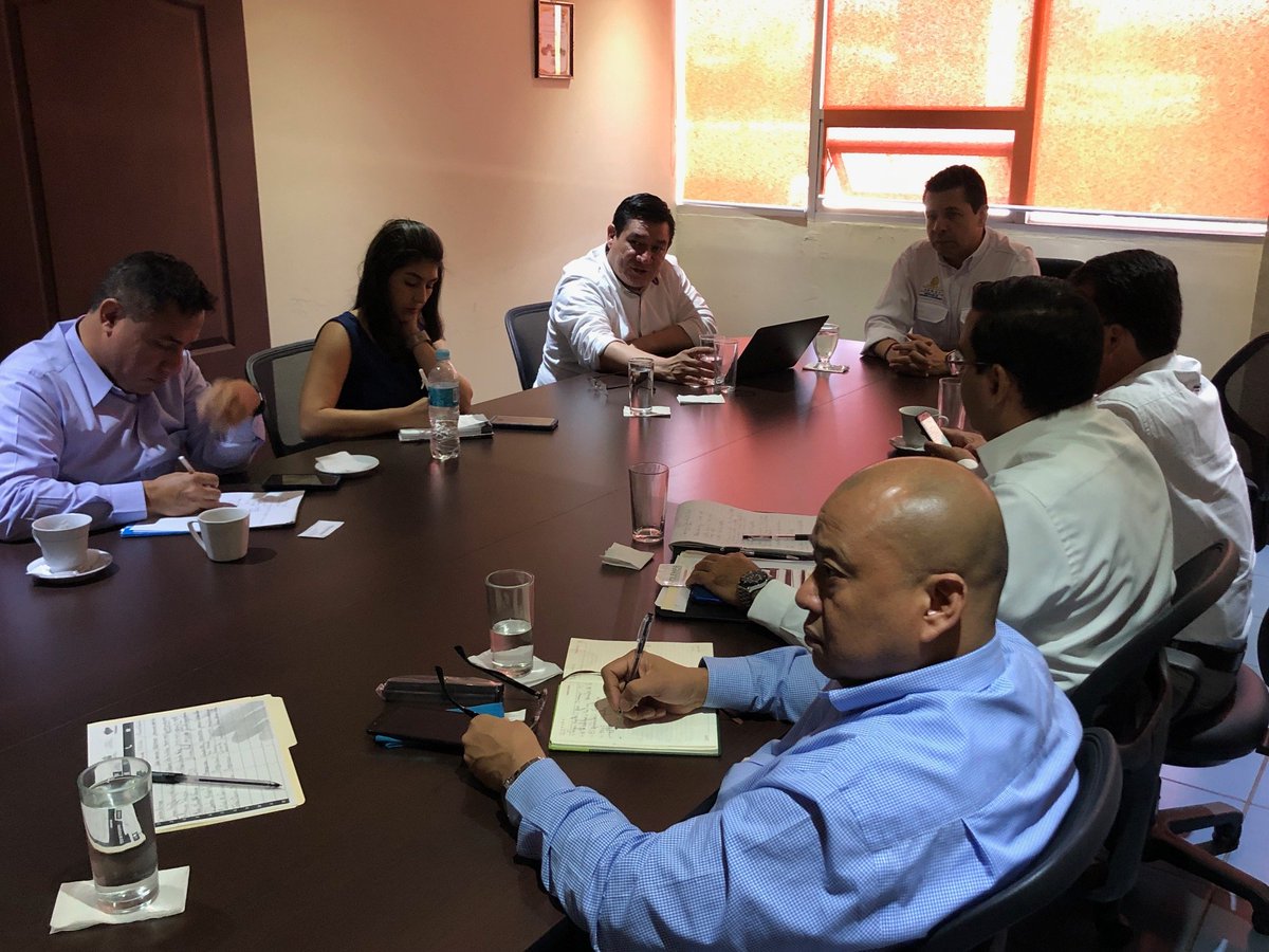 SDEHonduras's tweet photo. Ministro de Desarrollo Económico Arnaldo Castillo se reúne con representantes de Crédito Solidario y representantes del rubro cafetalero. Esto en seguimiento al proyecto de secadoras solares de café impulsado por el presidente Juan Orlando Hernández. https://t.co/M69S8I39Nd