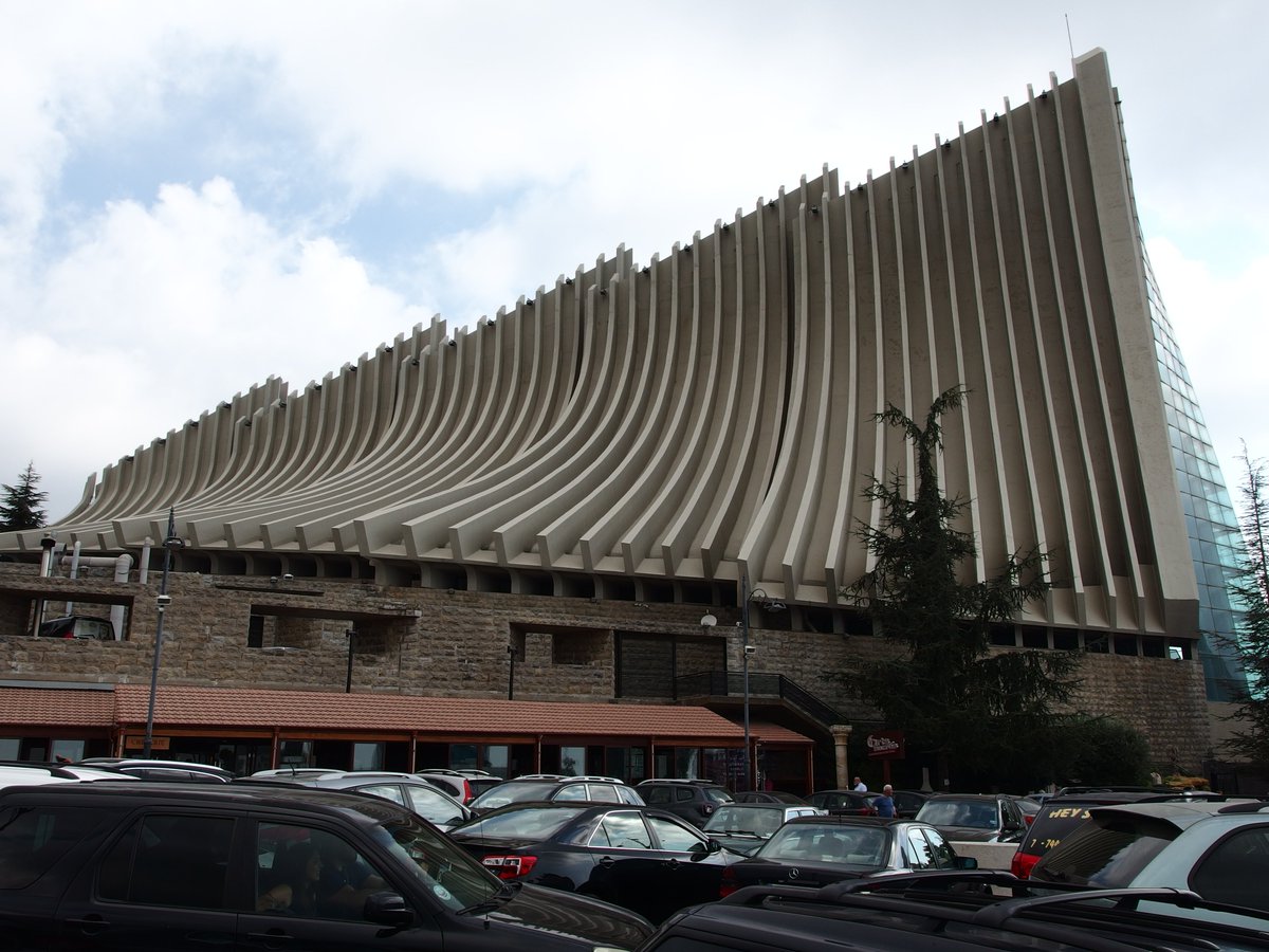 100 Bahram ハリッサはキリスト教マロン派の総本山であり ５千人を収容する巨大な教会がある レバノン という国の 成り立ちから現代に至るまで マロン派抜きには語れないほどの一大勢力である その起源は５世紀にまで遡る 意外に古い宗派なのだ