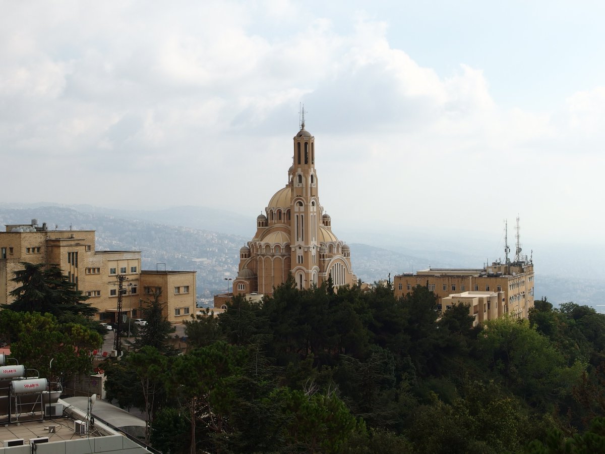 100 Bahram ハリッサはキリスト教マロン派の総本山であり ５千人を収容する巨大な教会がある レバノン という国の 成り立ちから現代に至るまで マロン派抜きには語れないほどの一大勢力である その起源は５世紀にまで遡る 意外に古い宗派なのだ