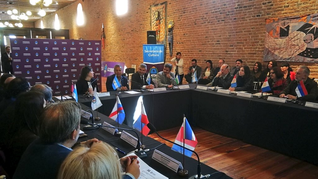 GarecaGc's tweet photo. Junto al Gobernador @DifusionCornejo le damos la bienvenida a los ministros de Cultura de las provincias a la asamblea extraordinaria del @CFCulturaAR

#CulturaMendoza https://t.co/LqgoEIY9jU