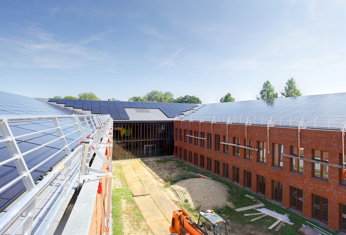 LingewaardGem's tweet photo. Op het dak van het gemeentekantoor van Lingewaard zijn we bijna klaar met het leggen van meer dan 1.000 zonnepanelen! Zo werken we aan een duurzaam en mooi Lingewaard. En geven we zelf het goede voorbeeld door gemeentelijk vastgoed duurzamer te maken. Foto's: foto Mireat https://t.co/4ypGPKnth9