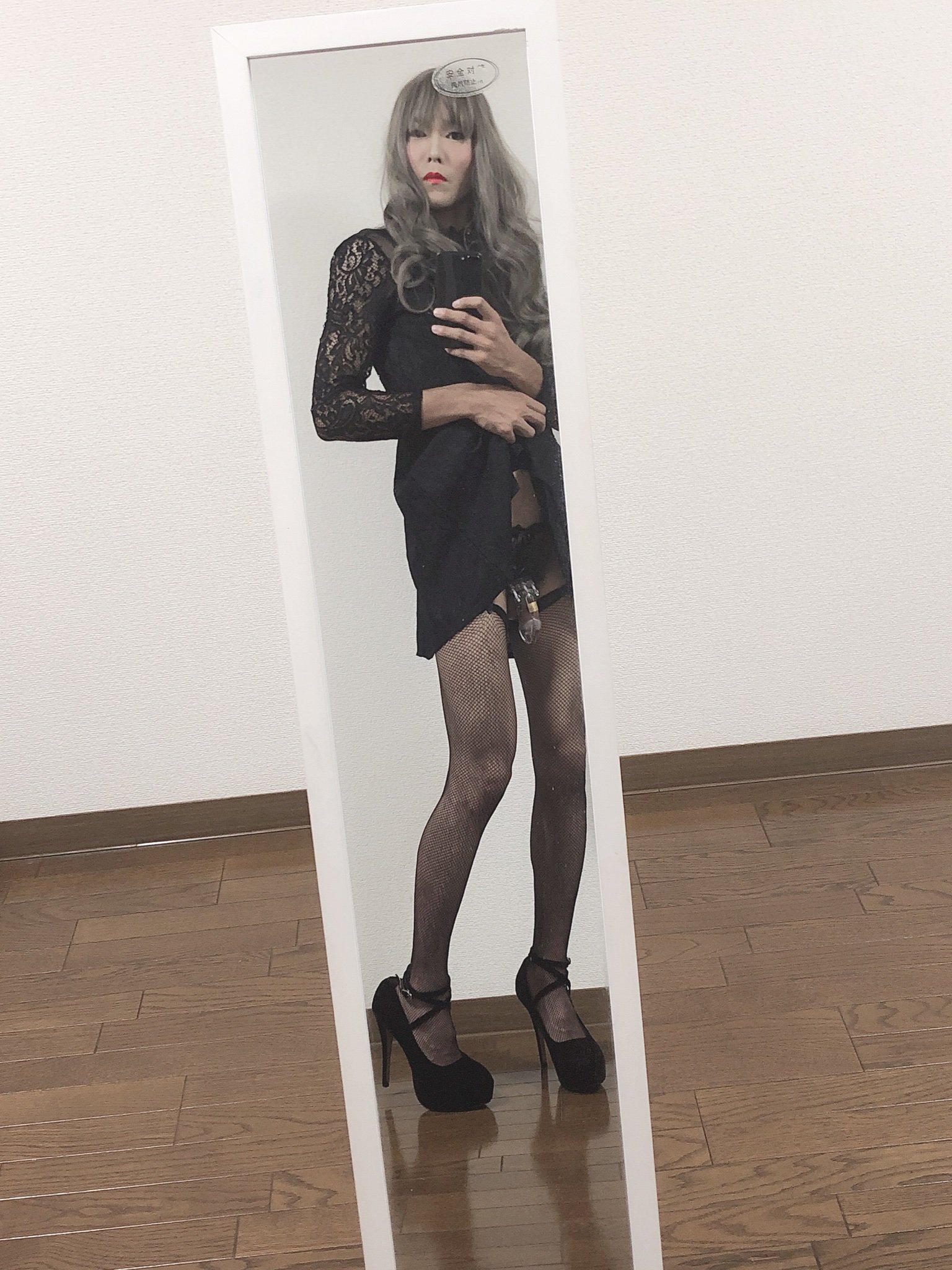 さゆり 久しぶりに女装した すね毛は網タイツで隠す 笑 なかなかメイクはうまくいかないね 貞操帯はエロく見える T Co Yfi8kynk4b Twitter