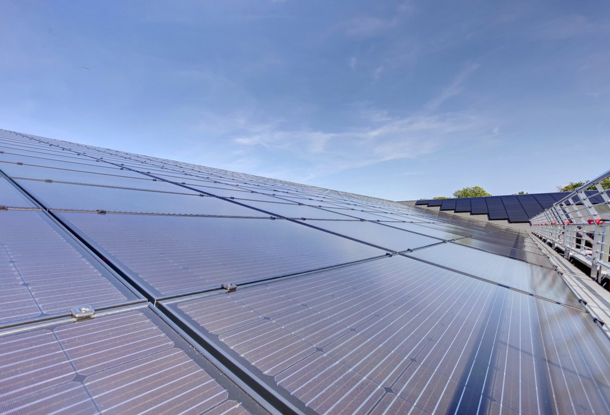 Op het dak van het gemeentekantoor van Lingewaard zijn we bijna klaar met het leggen van meer dan 1.000 zonnepanelen! Zo werken we aan een duurzaam en mooi Lingewaard. En geven we zelf het goede voorbeeld door gemeentelijk vastgoed duurzamer te maken. Foto's: foto Mireat