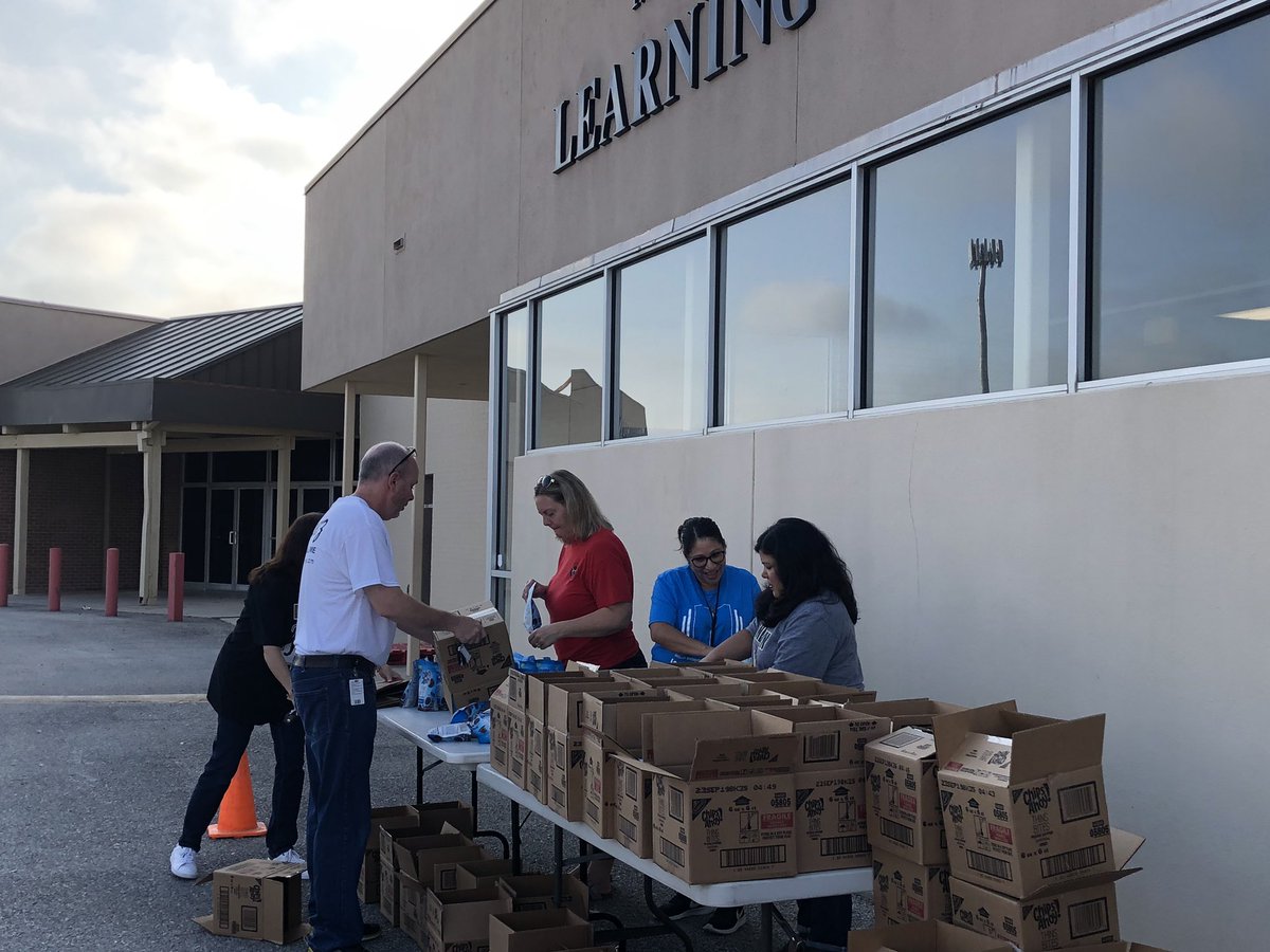 dotthecoach's tweet photo. Team Seguin at its best ! So many student and employee volunteers helping with the Food Bank distribution! It’s a great day to be a Matador! #MatadorFamily https://t.co/jJ37OHmDs8