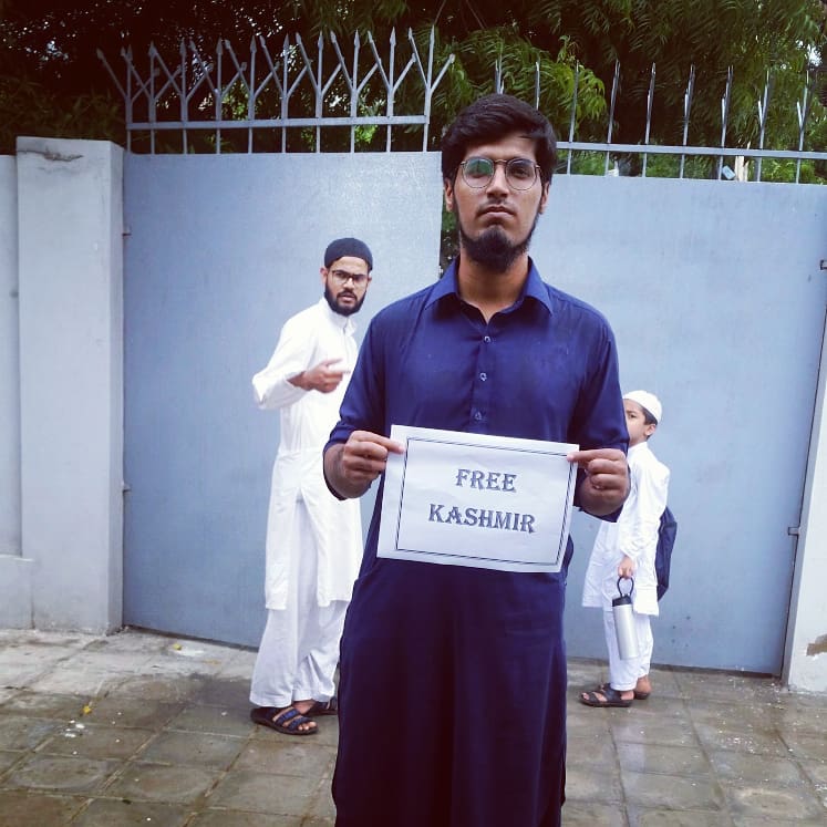 Syedjeez1's tweet photo. india should understand the situation of kashmir otherwise as our prime minister @ImranKhanPTI said that "eenth ka jawab pathar se mile ga" #KashmirBanayGaPakistan #IStandWithKashmir https://t.co/lqrdCNlVml