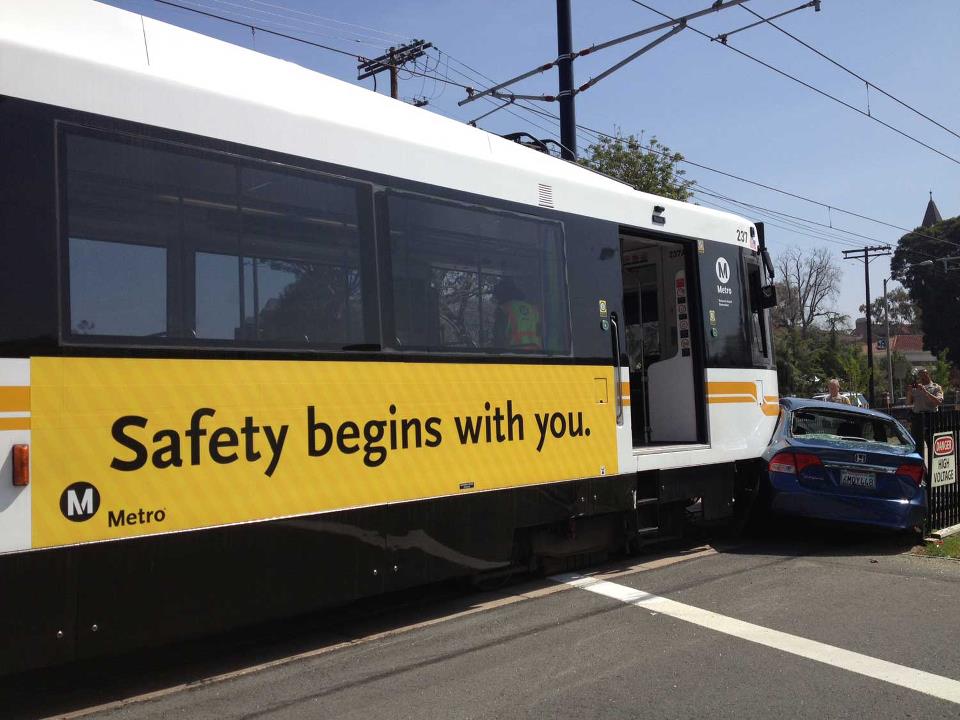 OSHAcademy's tweet photo. What's wrong with this picture? #safetyfirst #safety_first #safe #oshaisthissafe https://t.co/cL1IhUK7fq