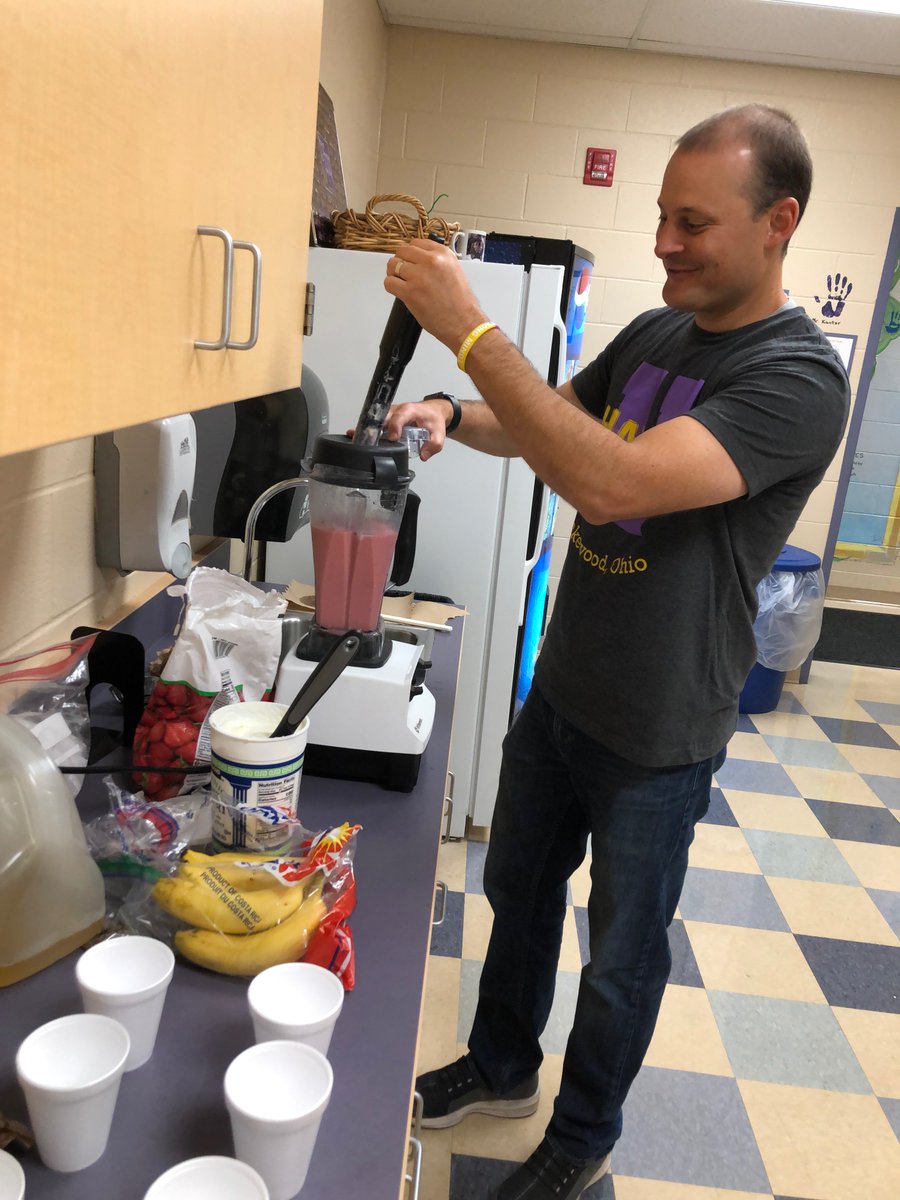 LkwdHayes's tweet photo. @LkwdSchools @LkwdHayes  A great ending to a smooth week. Thank you  Mr. Fortuna for making smoothies this morning for staff. #feelingrecharged https://t.co/n1vLqlQARq